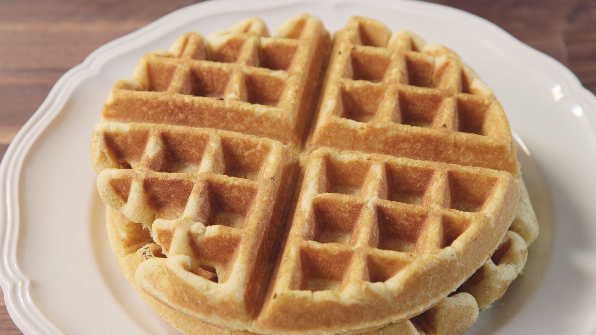 MINI WAFFLE MAKER BLACK & SAMPLE CORNBREAD