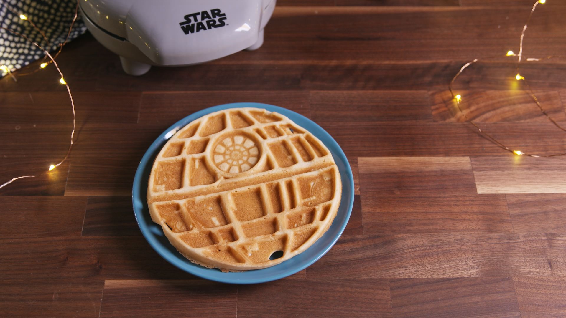 https://hips.hearstapps.com/delish/assets/16/50/1481660348-delish-death-star-waffles-004.jpg