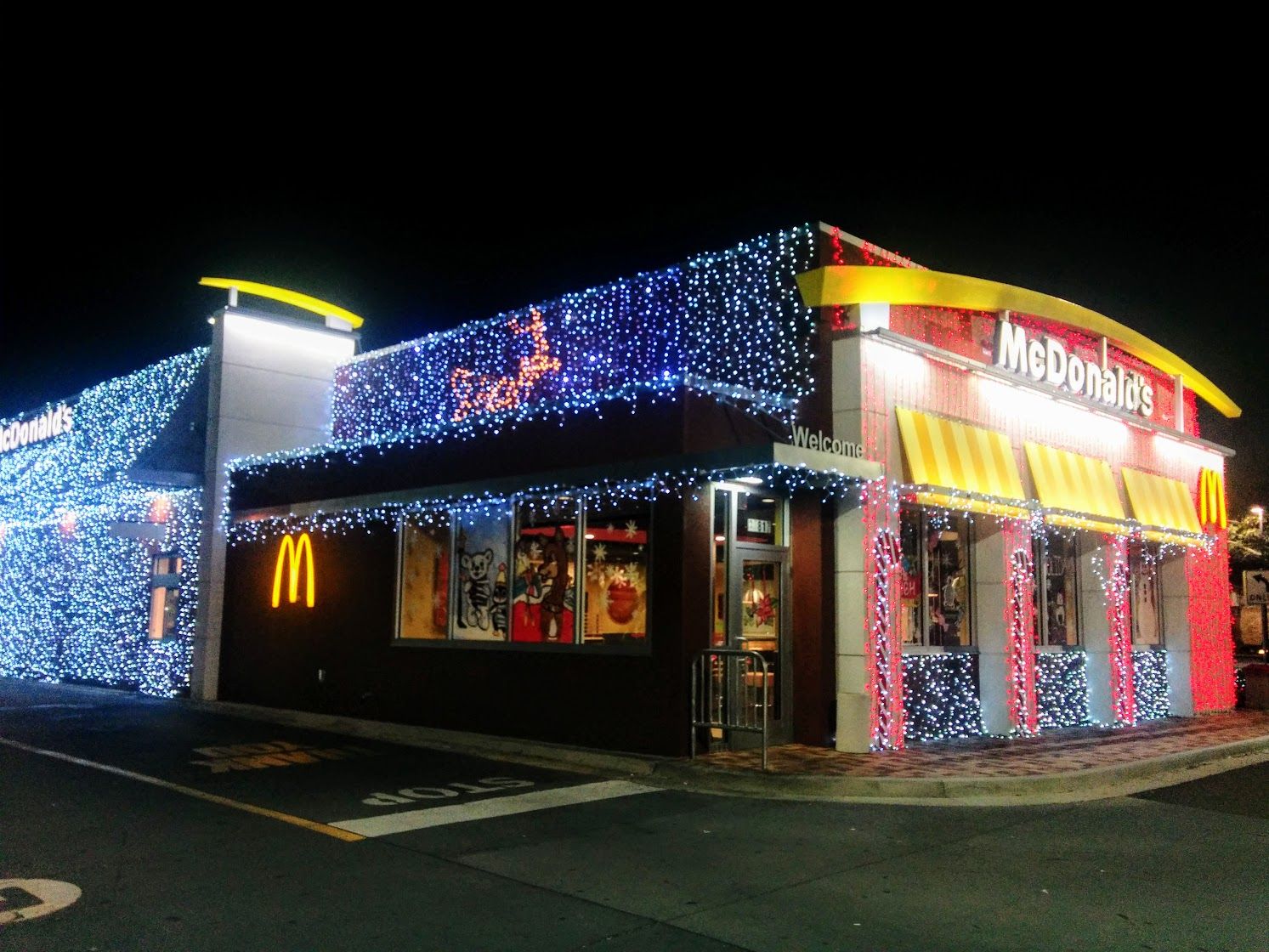Especial invierno Orbita This Is the Most Festively Decorated McDonald's We've Ever Seen - Delish.com