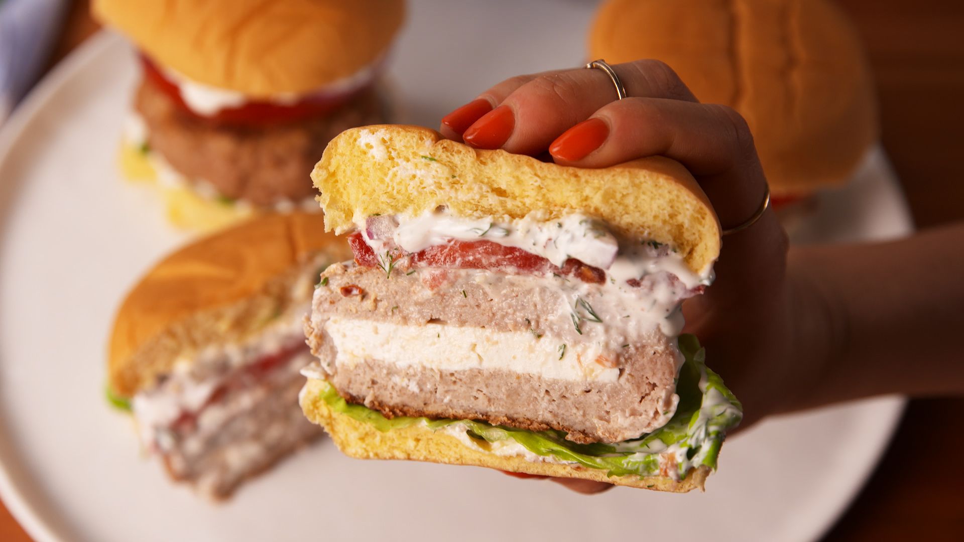 https://hips.hearstapps.com/delish/assets/17/21/1495919326-delish-greek-stuffed-turkey-burgers-1.jpg