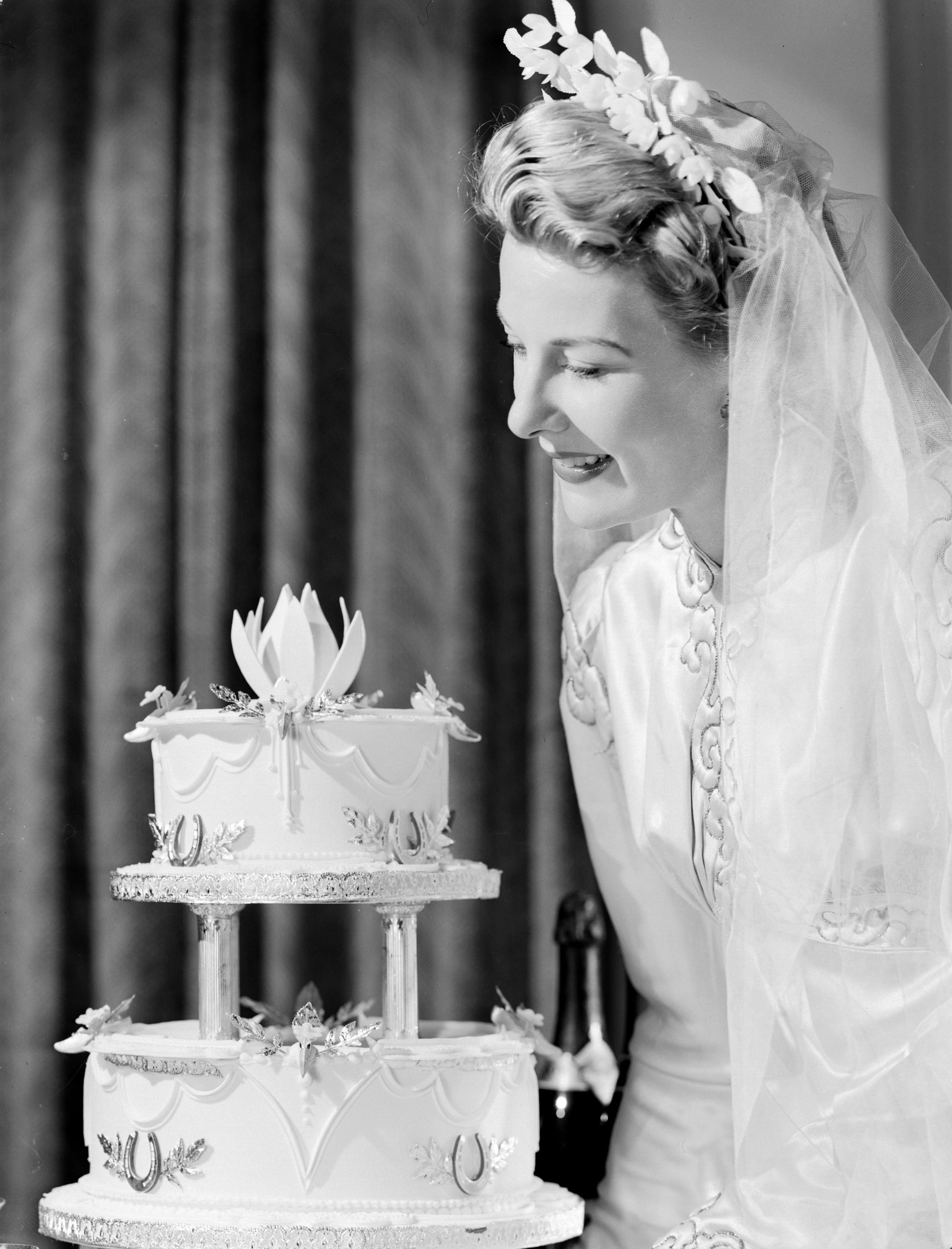 How Wedding Cakes Have Changed Over 100 Years - 100 Years of Wedding Cake Trends