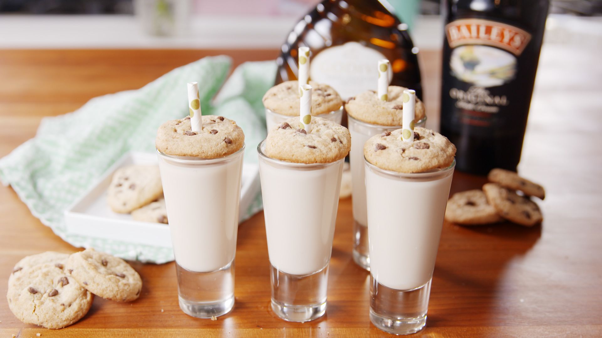 https://hips.hearstapps.com/delish/assets/17/32/1502487547-delish-chocolate-chip-cookie-shooter-1.jpg