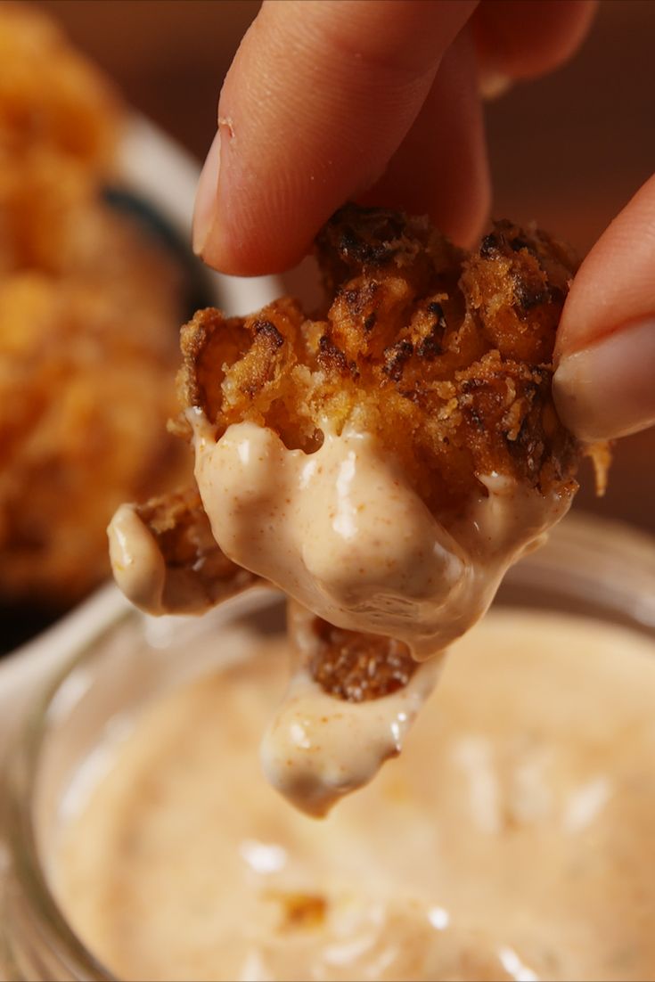 https://hips.hearstapps.com/delish/assets/17/45/1510092638-delish-bloomin-onion-bites-pinterest-still002.jpg