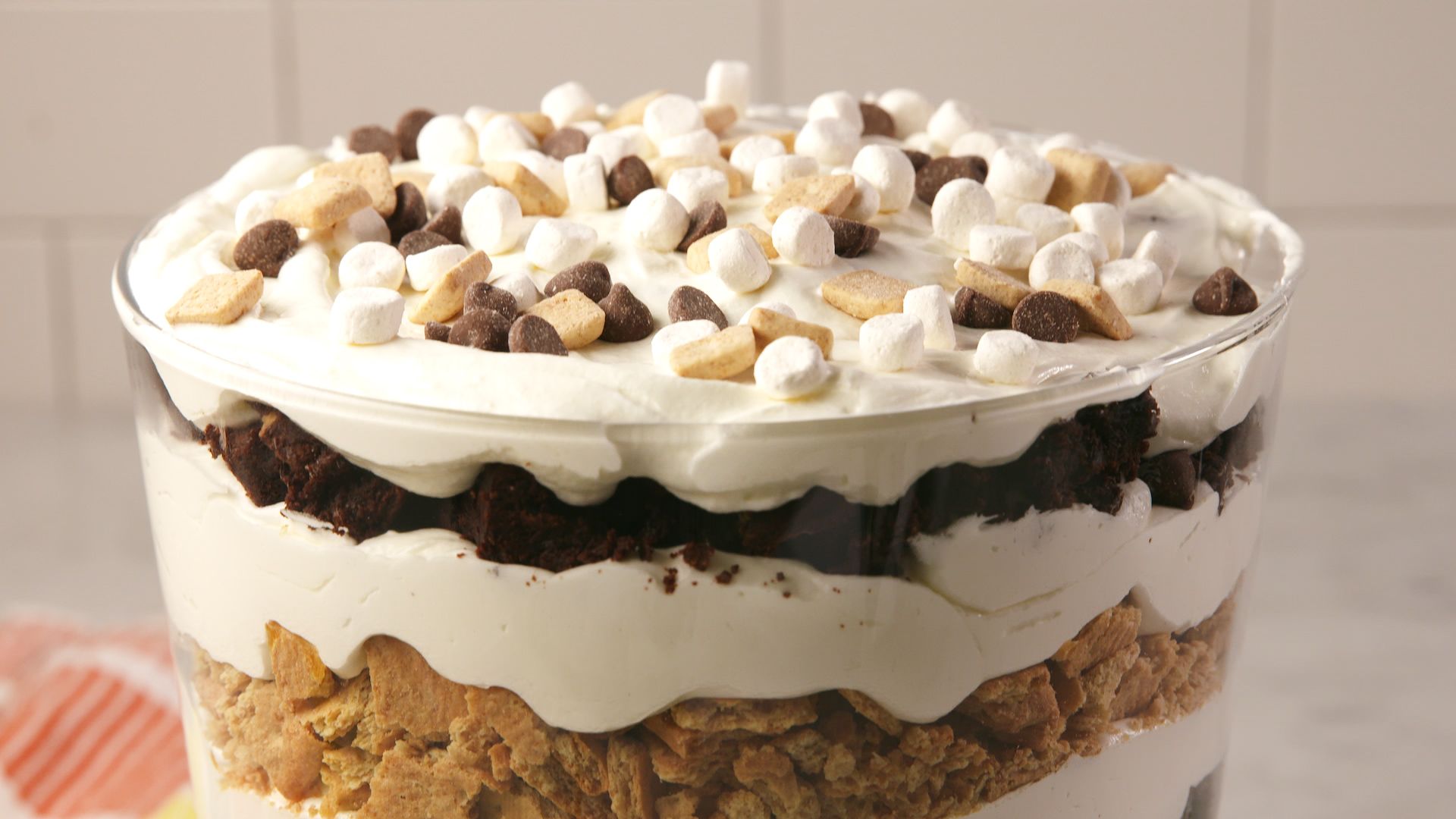 https://hips.hearstapps.com/delish/assets/17/45/1510263184-delish-smores-triffle-1.jpg