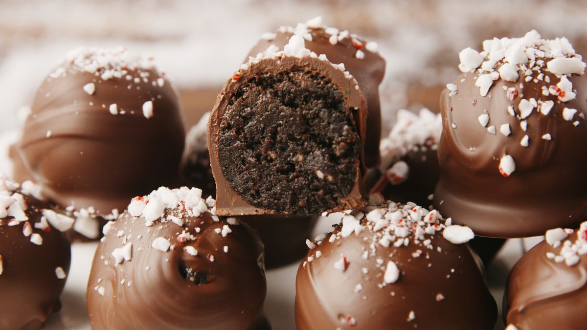 preview for These Oreo Peppermint Snowballs Are The Perfect Last-Minute Holiday Treat