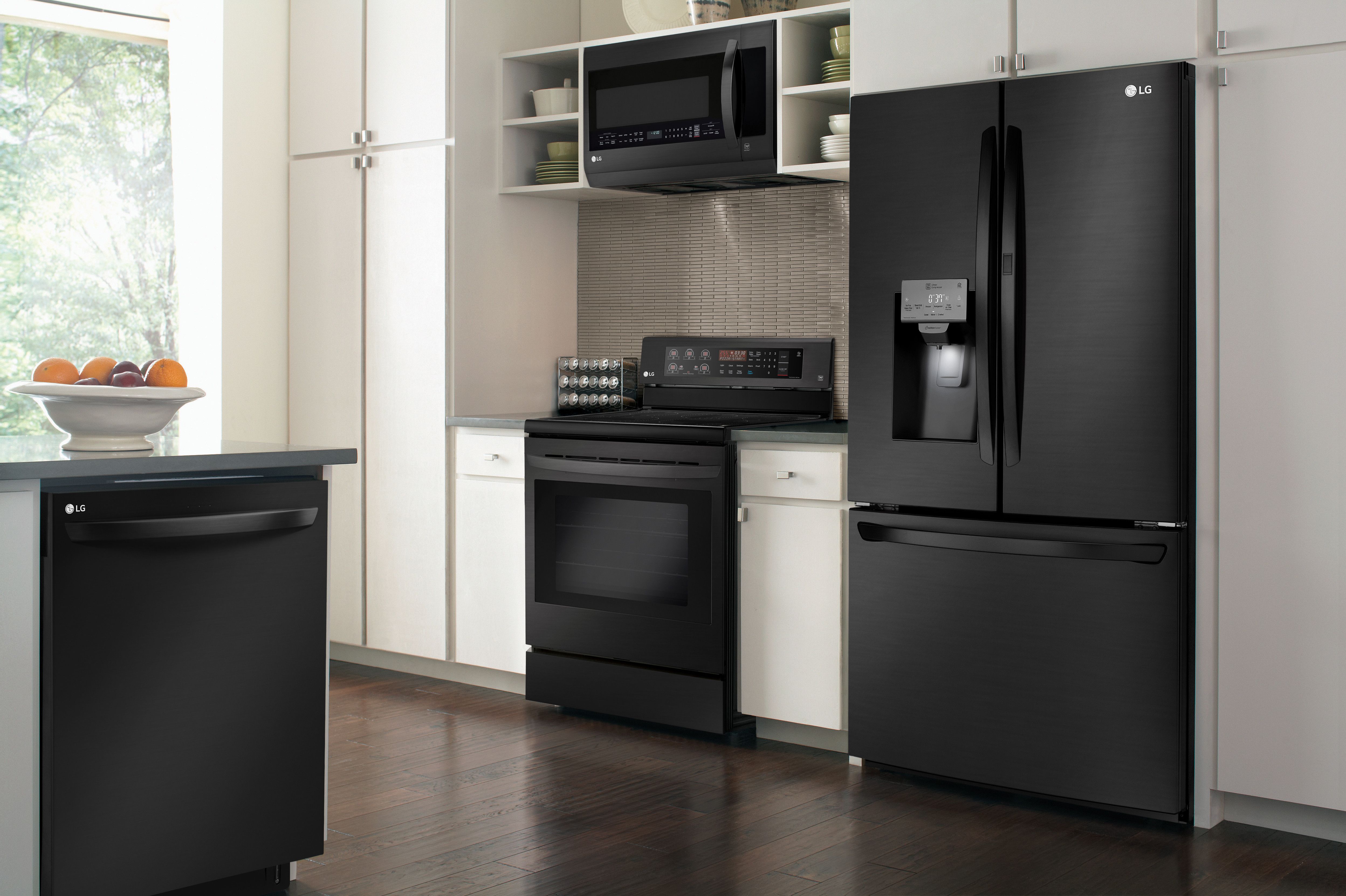 Фото кухни с черным холодильником фото