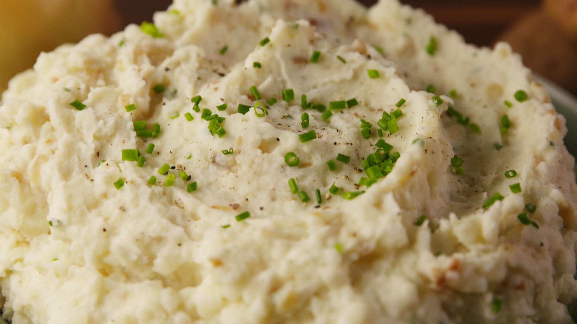 https://hips.hearstapps.com/delish/assets/17/51/1513696853-delish-sour-cream-and-onion-mashed-potatoes-still001.jpg