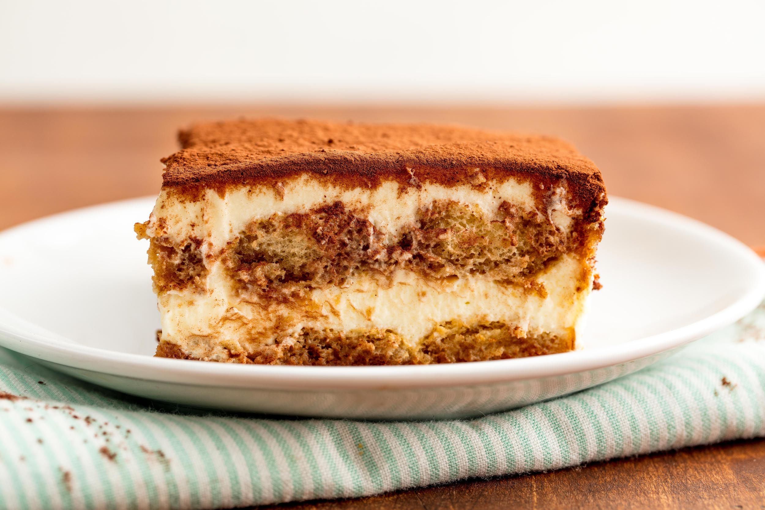 https://hips.hearstapps.com/delish/assets/18/06/1518127077-delish-tiramisu-horizontal-.jpg