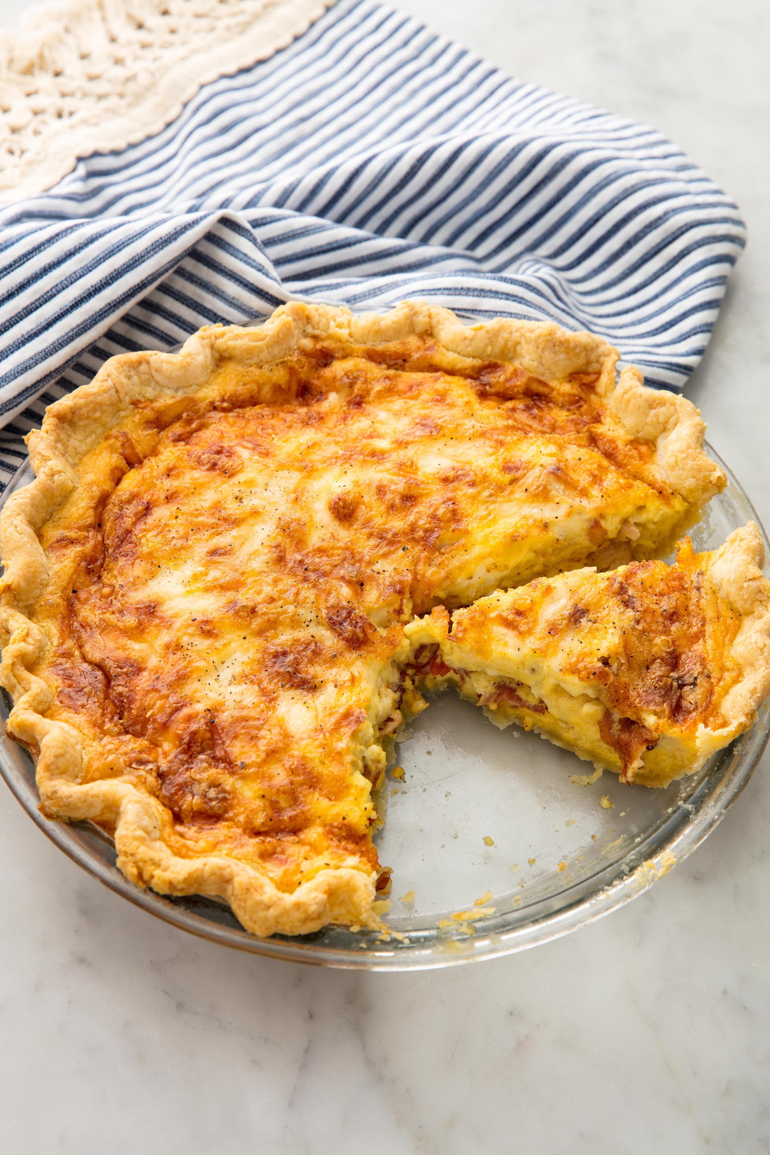 https://hips.hearstapps.com/delish/assets/18/09/1519658013-delish-quiche-lorraine-1.jpg