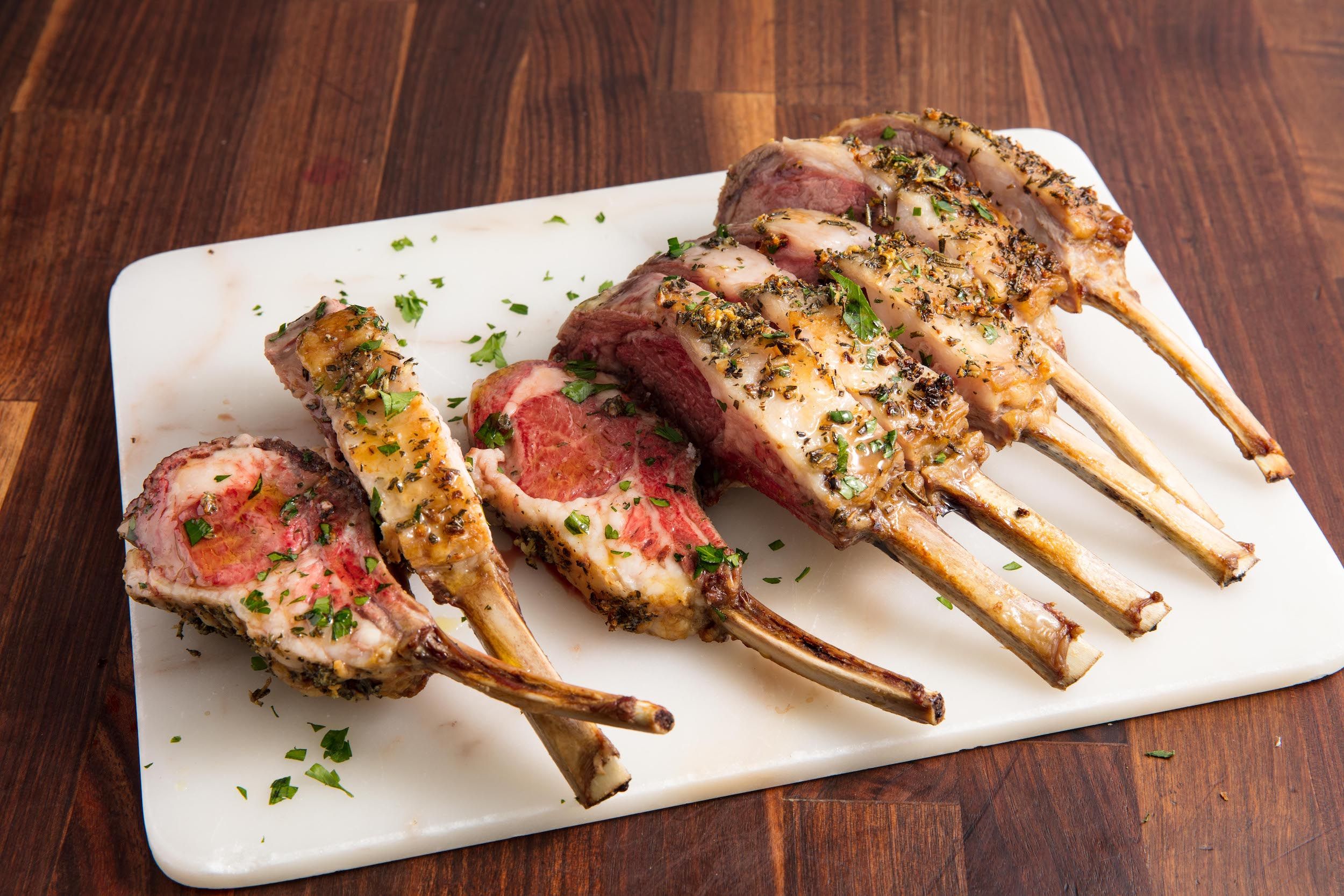 https://hips.hearstapps.com/delish/assets/18/11/1520886173-rack-of-lamb-delish.jpg