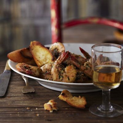 https://hips.hearstapps.com/delish/assets/cm/15/10/54f647f557182_-_new-orleans-barbecue-shrimp-amber-ale-recipe-del0513-de.jpg