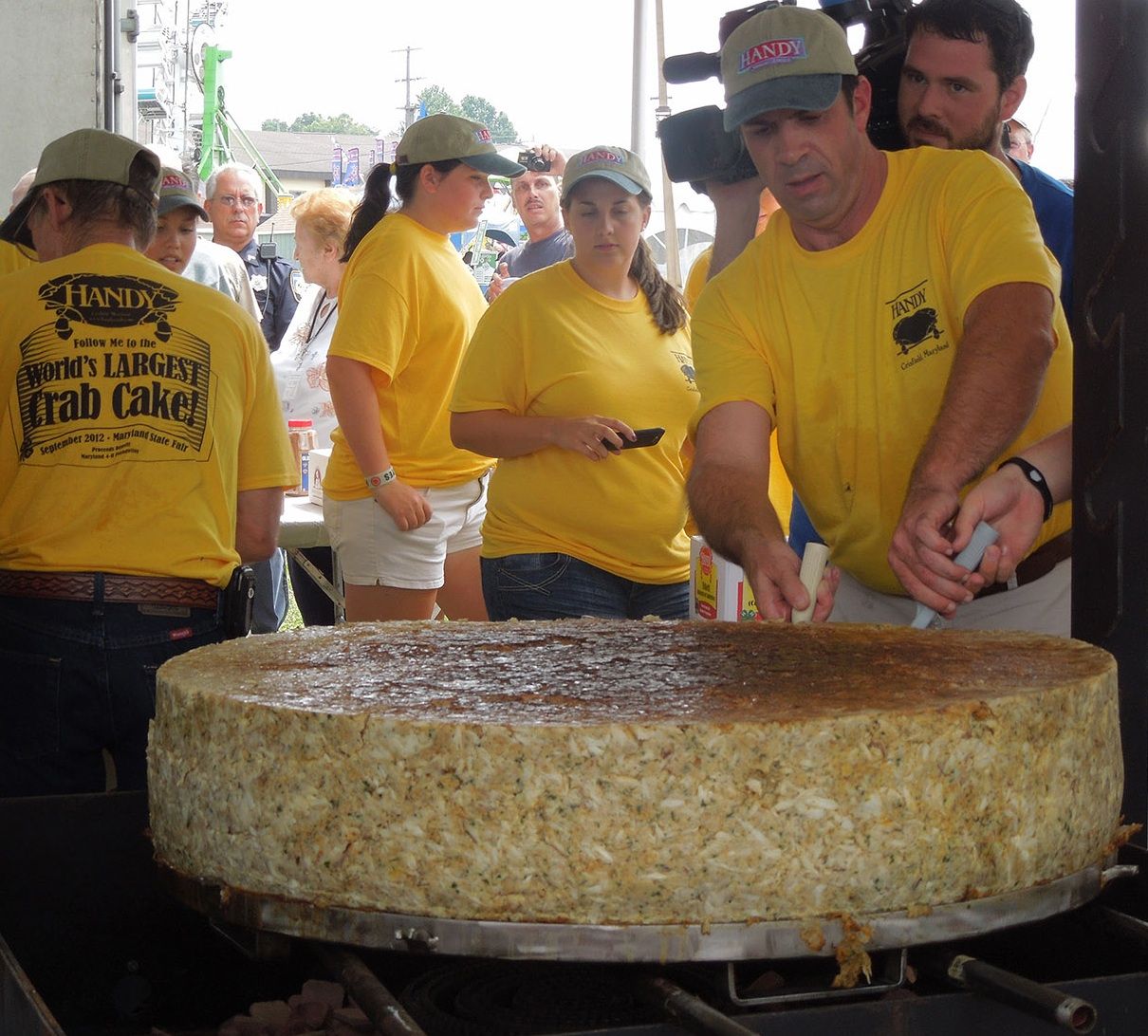 Holy mosey! F-M residents crumble existing record for 'world's largest cake  walk' - InForum | Fargo, Moorhead and West Fargo news, weather and sports