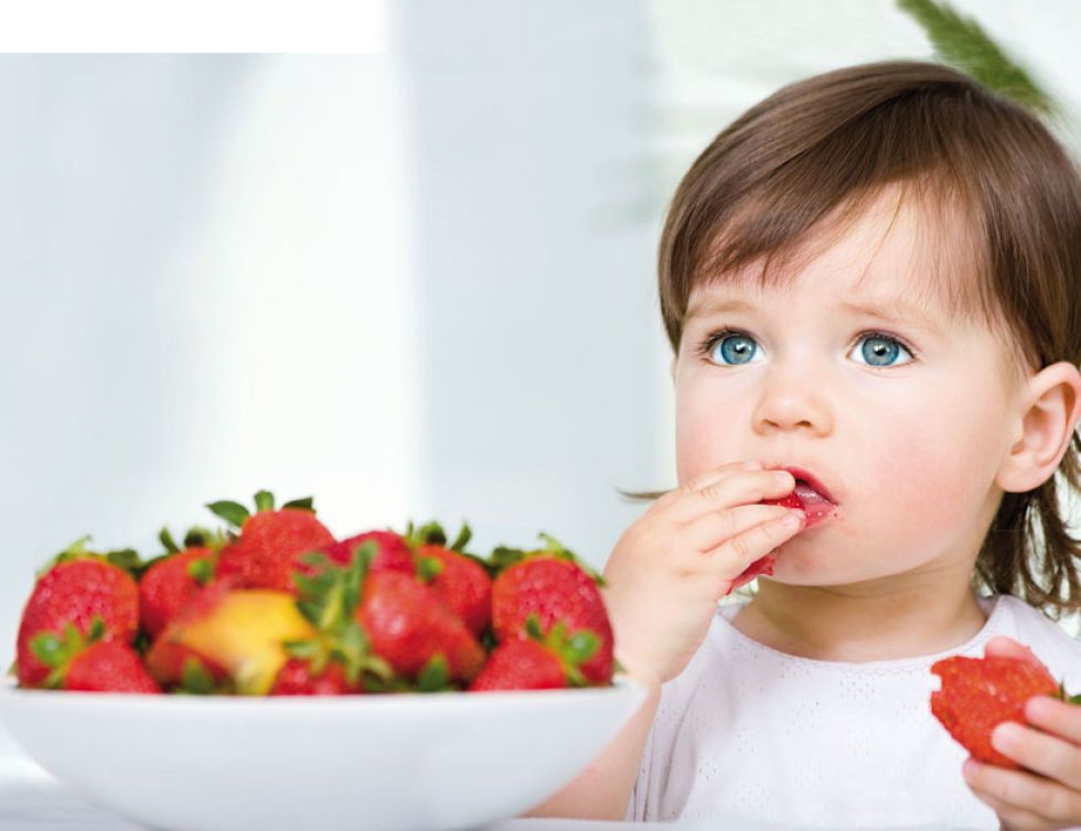 niño desayunando sano