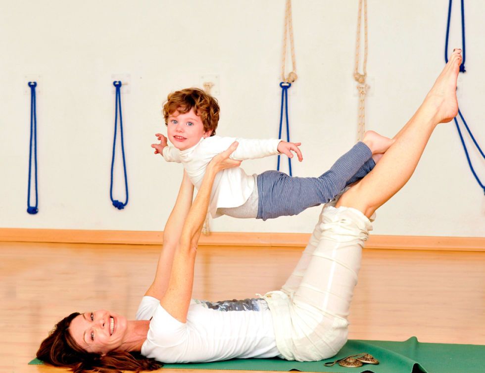 Cristina Piaget y su hijo Paul comparten clase de yoga infantil