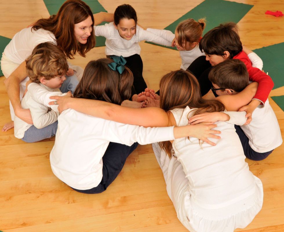 Cristina Piaget y su hijo Paul comparten clase de yoga infantil