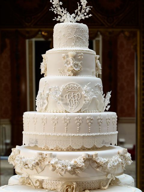 Kate Middleton S Wedding Dress Shoes Cake Put On Display At Buckingham Palace Photos