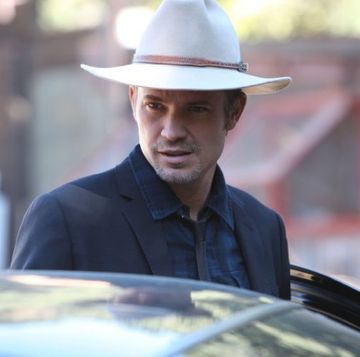 timothy olyphant in justified, getting into a car wearing a cowboy hat