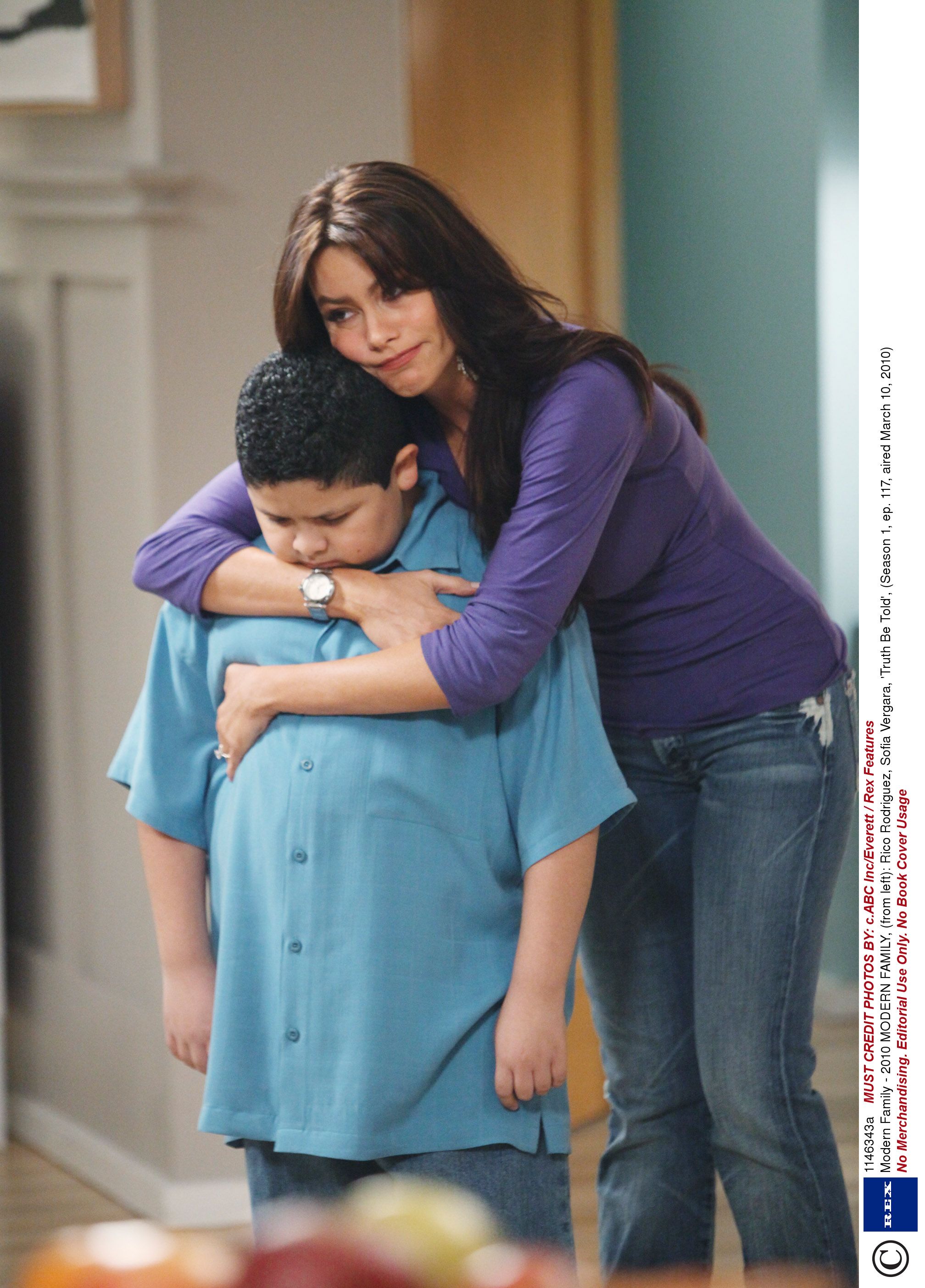 SOFIA VERGARA MODERN FAMILY Poster C Multiple Sizes