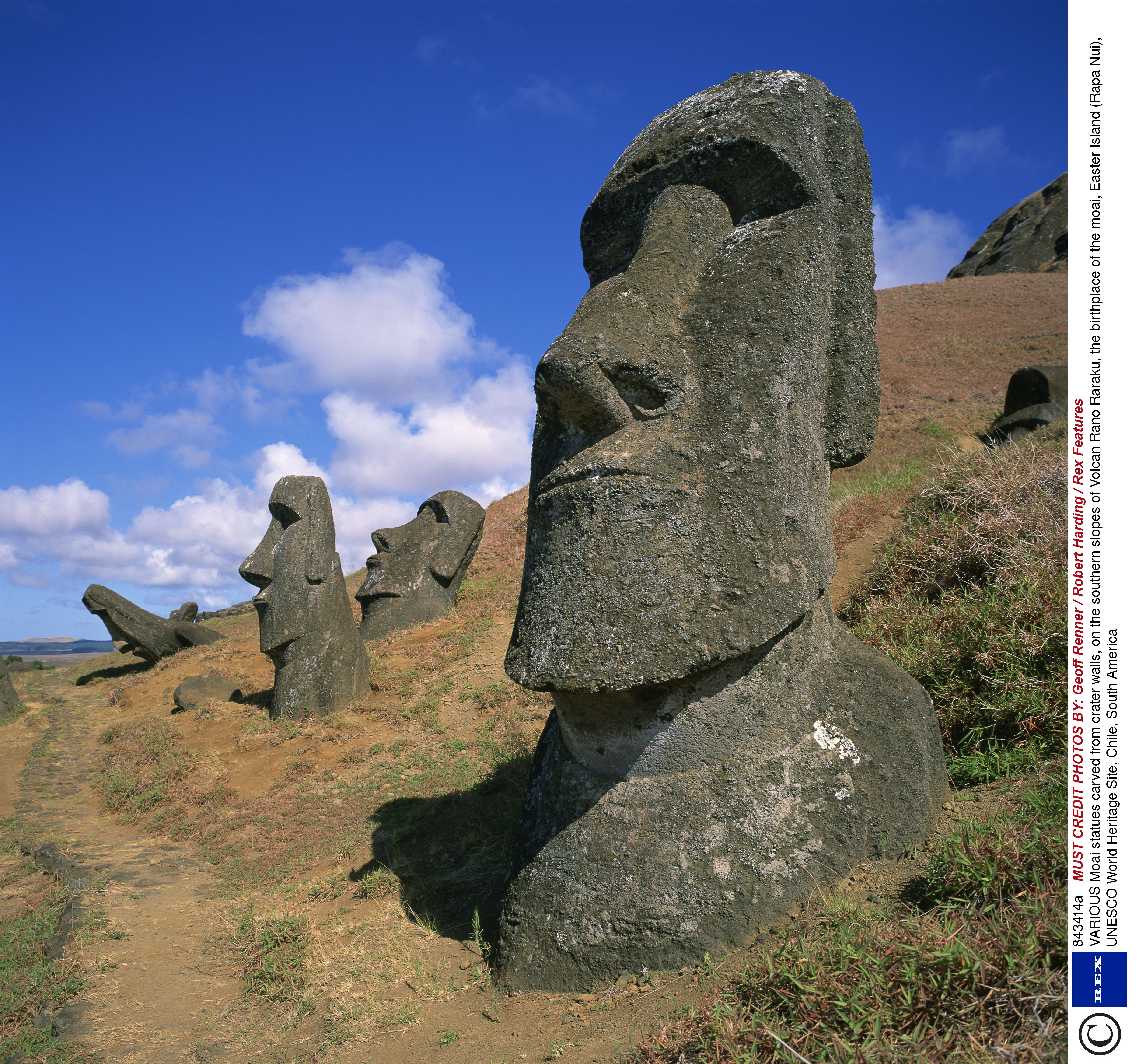 Каменные статуи острова пасхи страна. Моаи на острове Пасхи. Статуи Моаи Судак. Остров Пасхи кратер. Статуи Моаи в Крыму Судак.