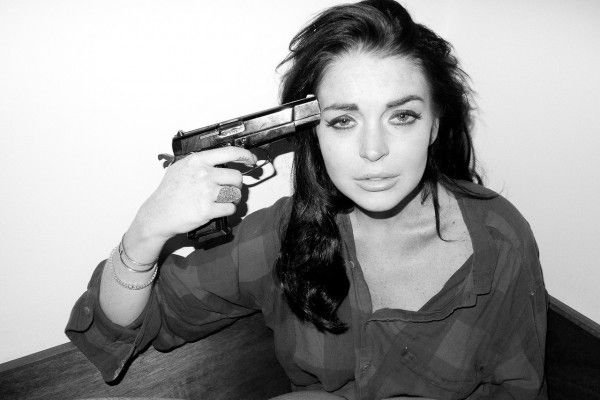 Lindsay Lohan puts gun to head - pics