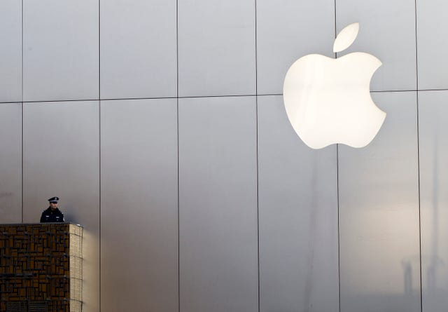 Try apple. Поставщики Apple. Стена в Apple. Серые поставщики Apple. Гарнитура смешанной реальности Apple.