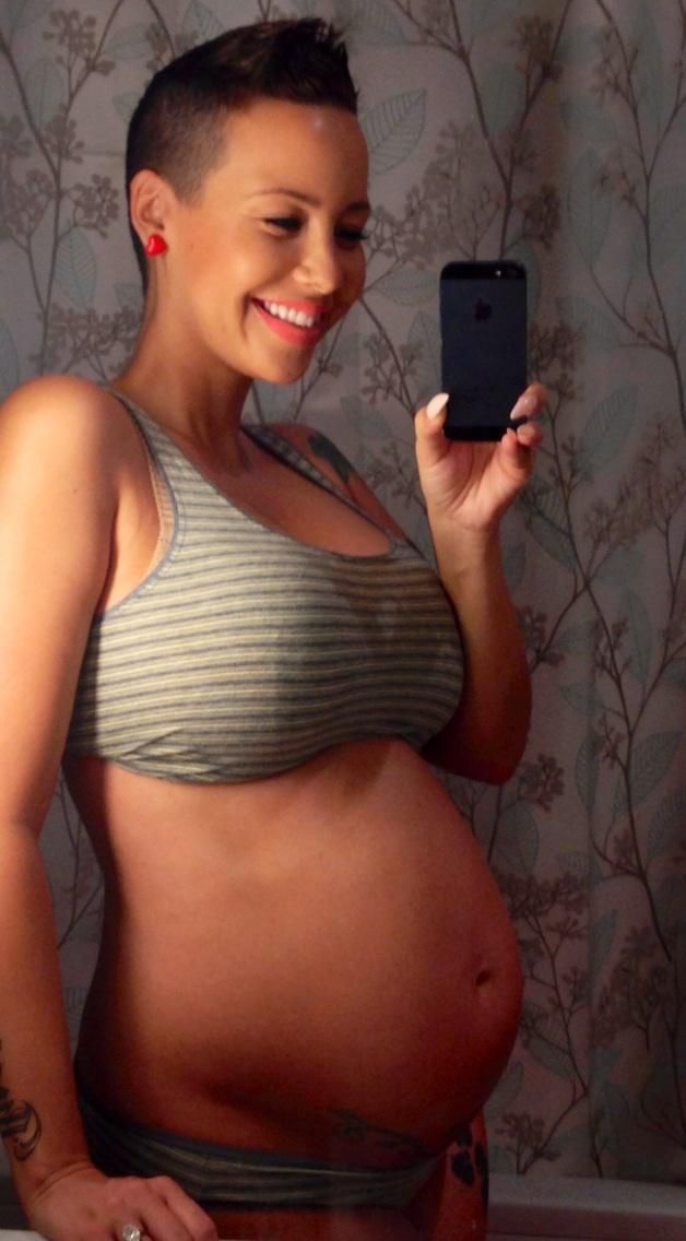 Amber Rose shows off baby bump - picture
