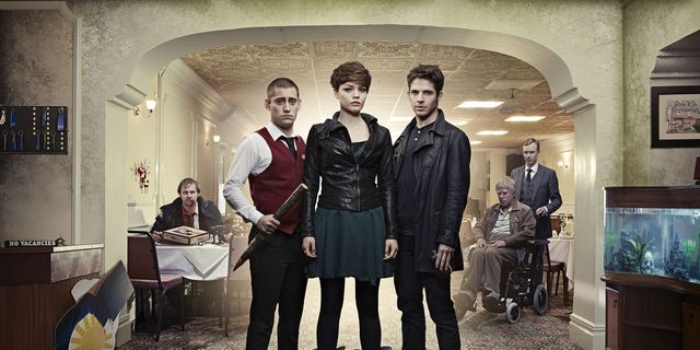 Дата быть человеком. Быть человеком сериал Великобритания. Пять сериал Британия. Сериал про ребят из Англии. Сериал похожий на бывшие.