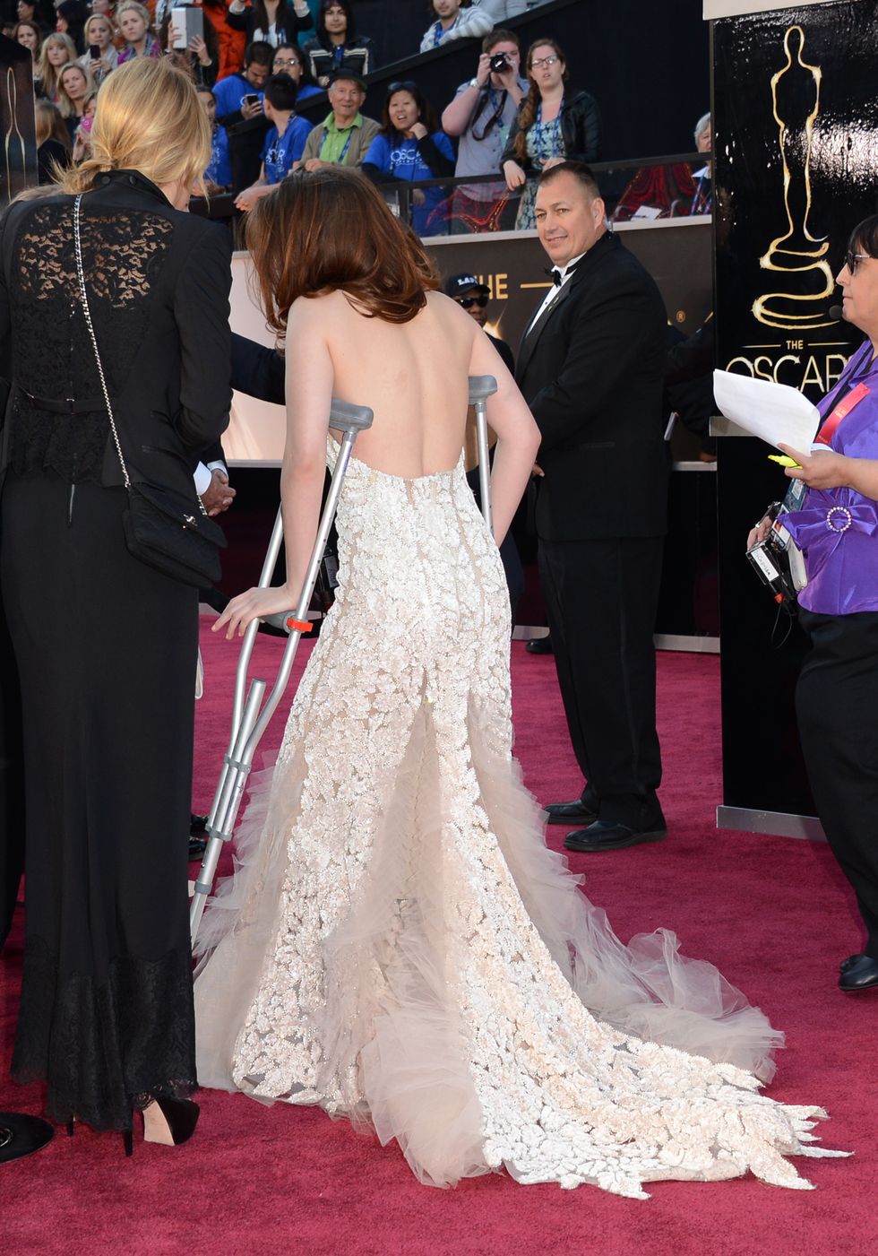 Kristen Stewart attends Oscars on crutches