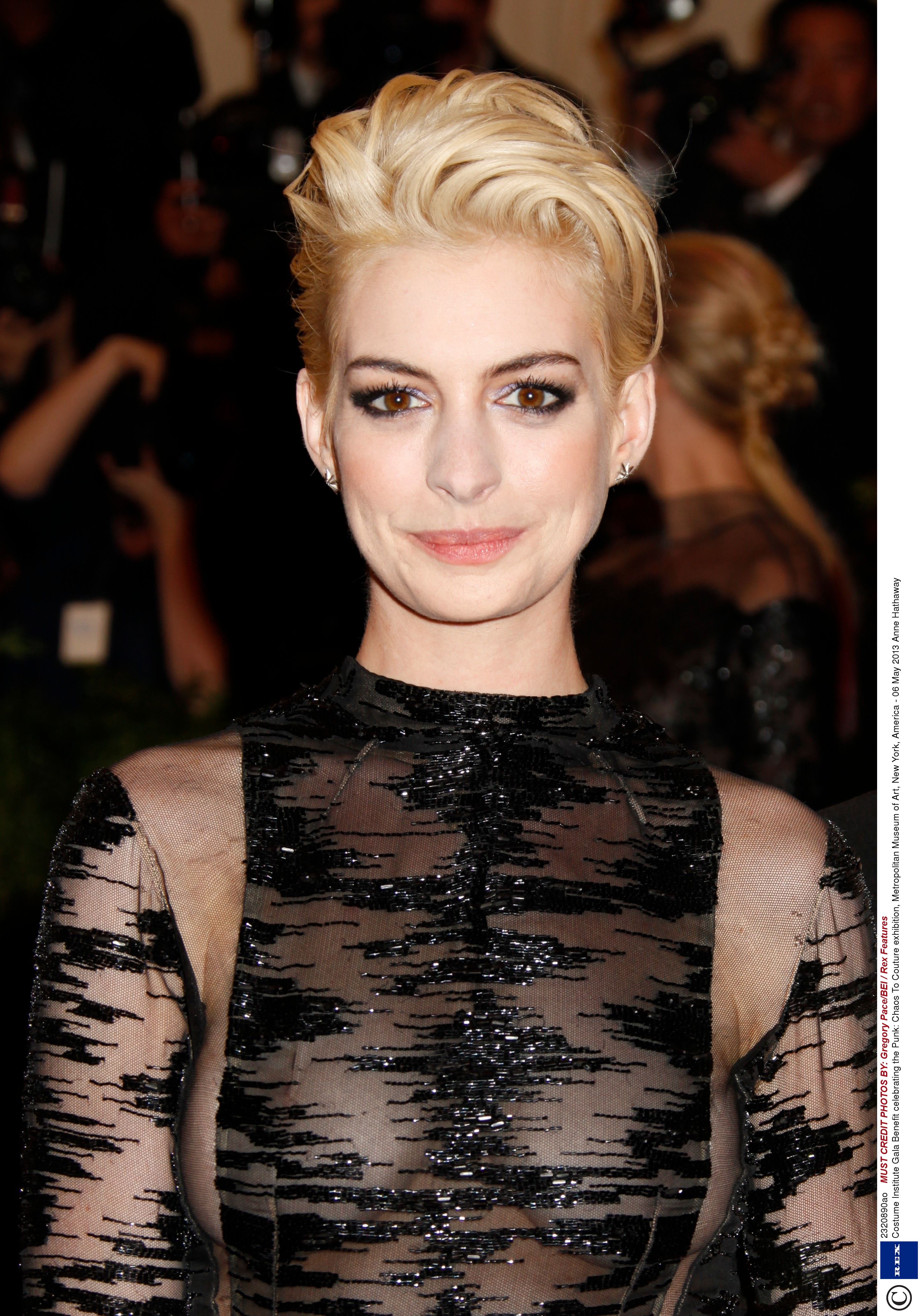 Anne Hathaway Unveils Stunning New Blonde Hair Color: Here are All the ...