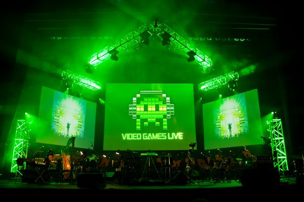 Green, Display device, Stage, Music venue, Stage equipment, Visual effect lighting, Logo, Electricity, Public event, Concert, 