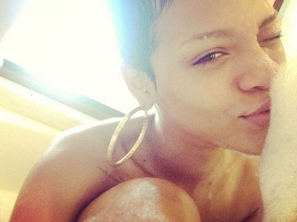Rihanna nude, make-up free in bath photo