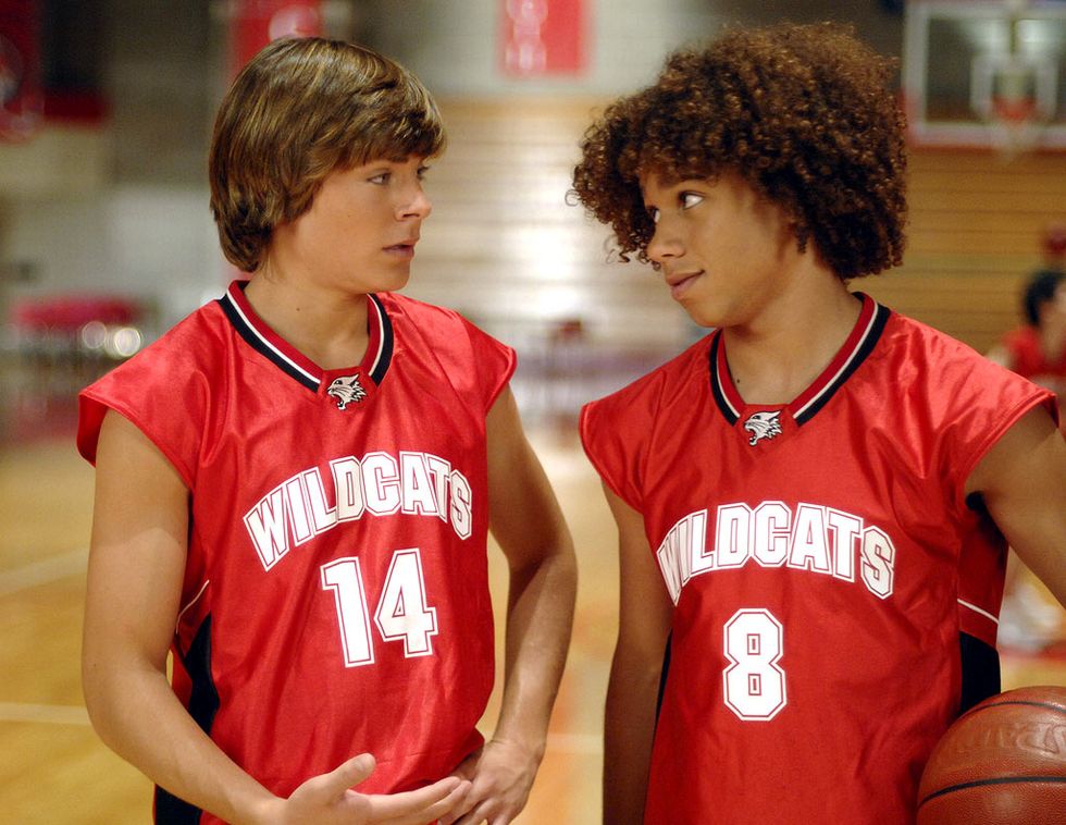 Zac Efron und Corbin Bleu im High-School-Musical als Troy und Chad, in ihren roten Basketball-Outfits