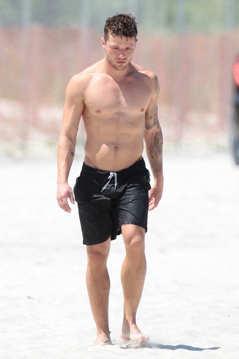 Ryan Phillippe is nearly 40 & looks like this!