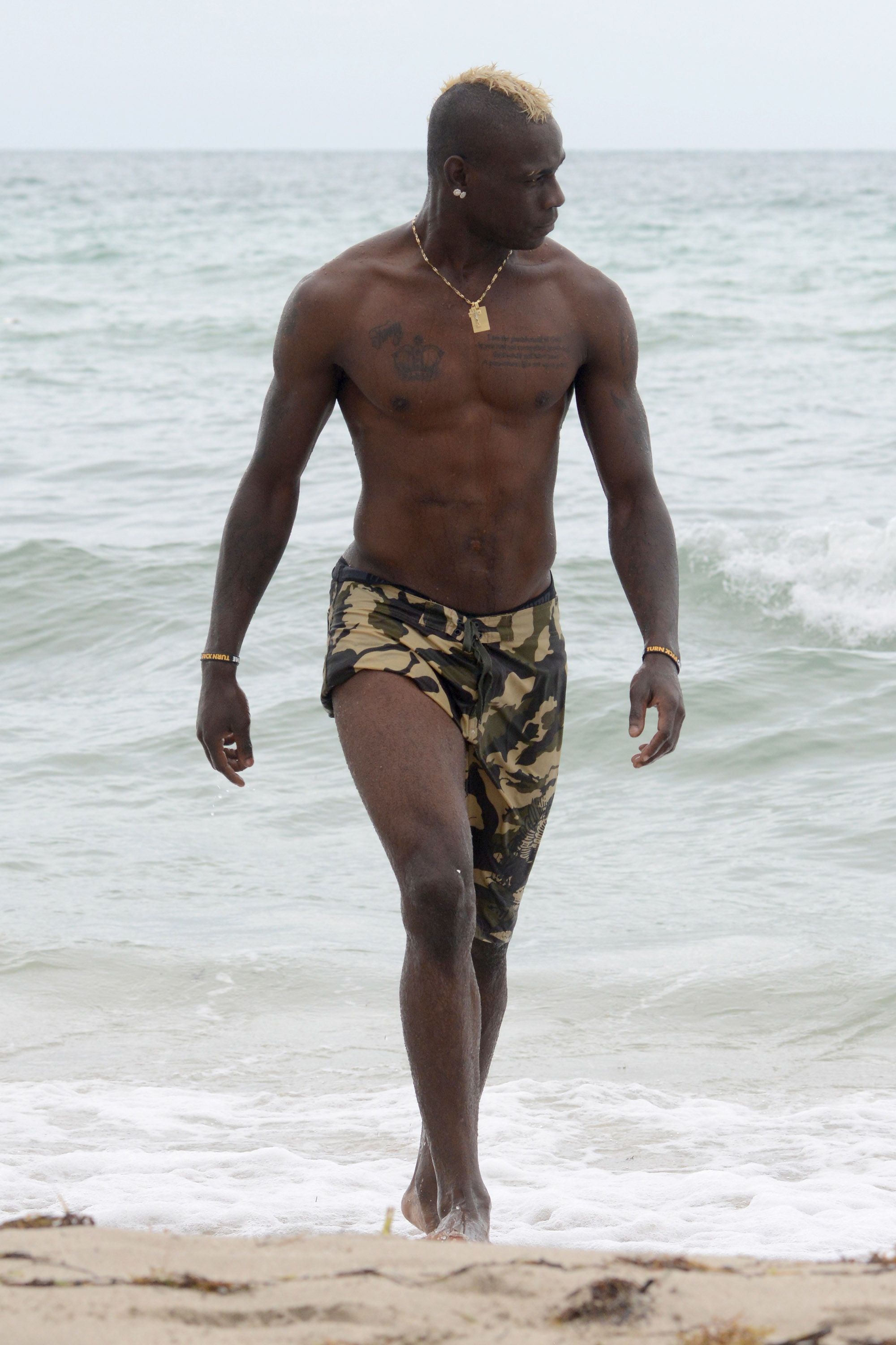 See Balotelli, Pirlo shirtless on the beach picture