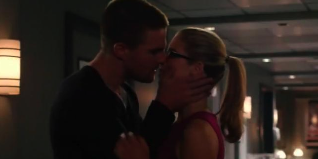 Arrow S Oliver And Felicity Kiss In Promo