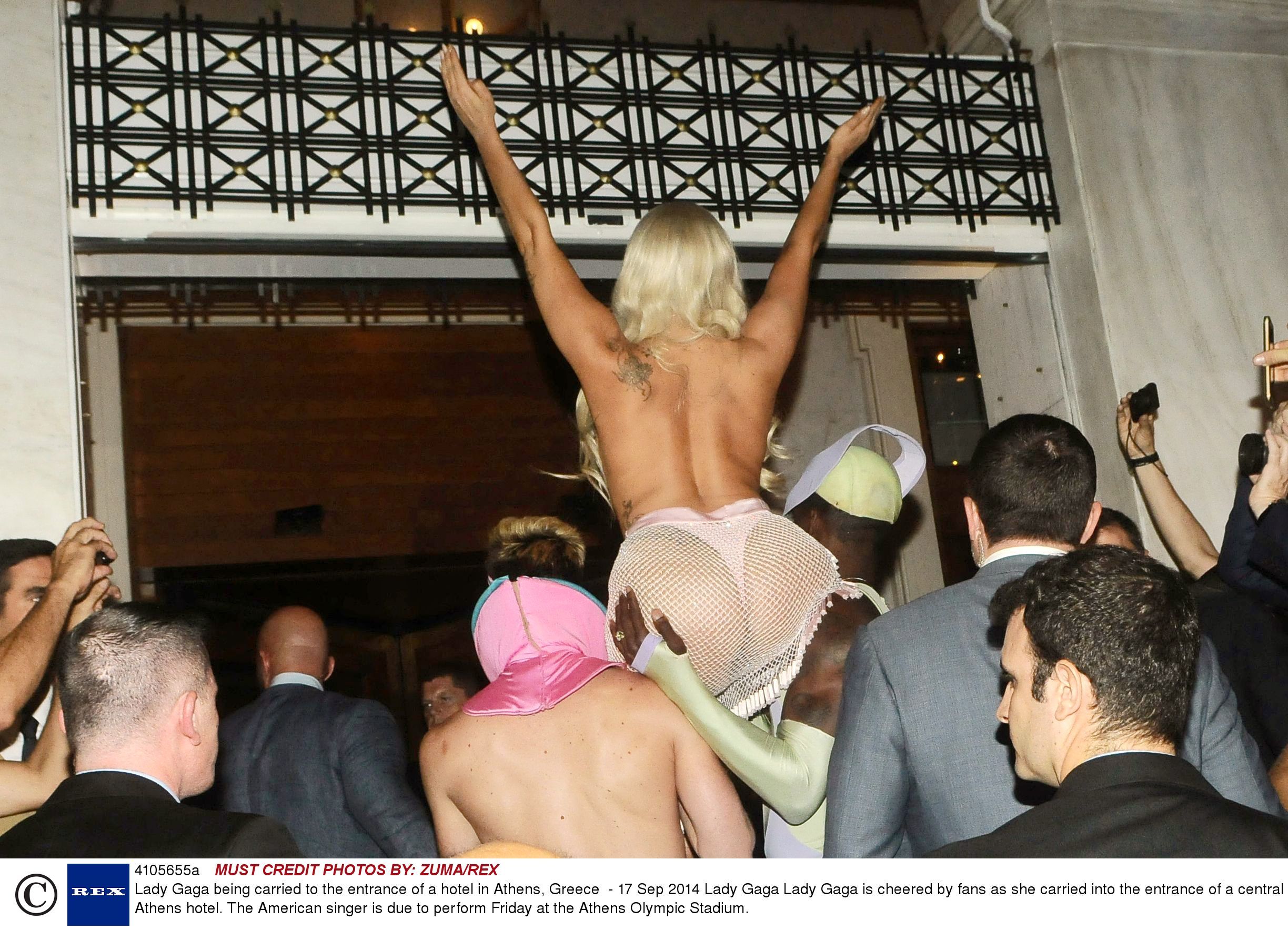 Which star is being lifted into her hotel?