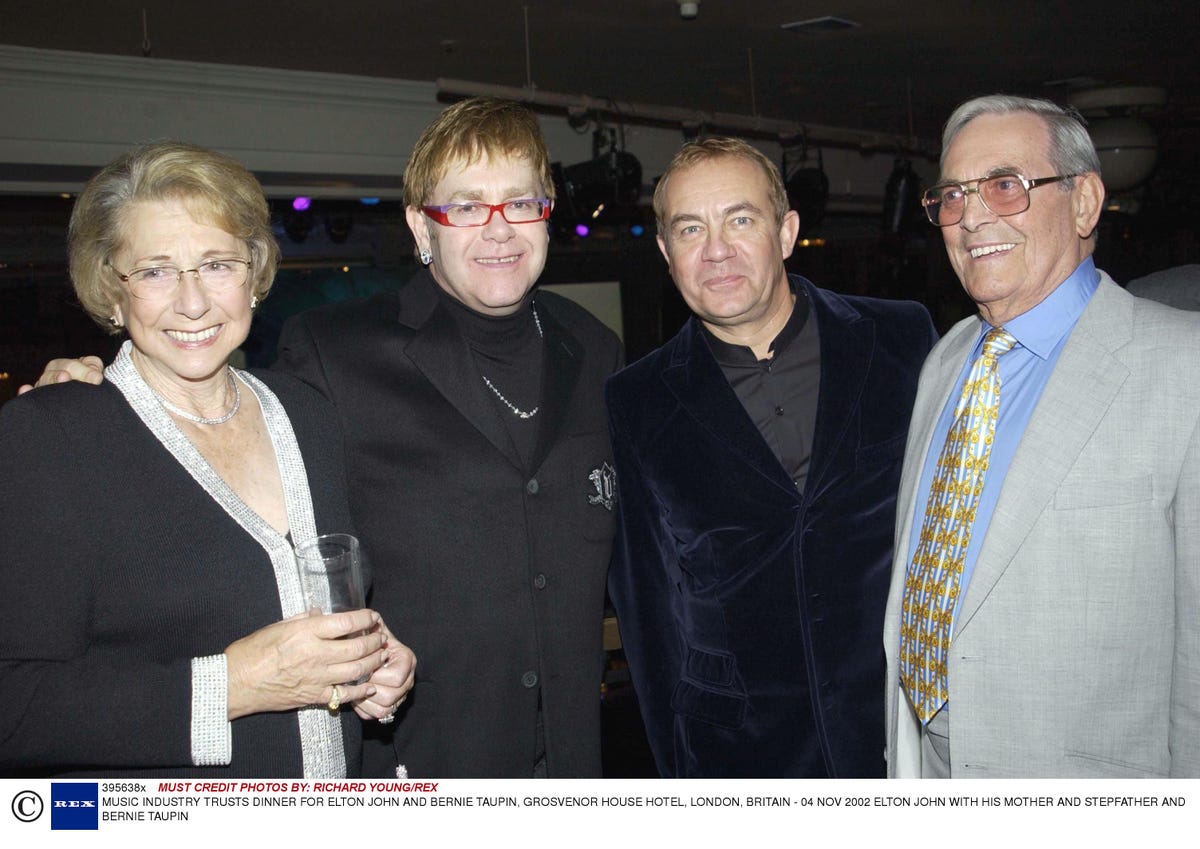 Elton's mum hires Elton lookalike for party
