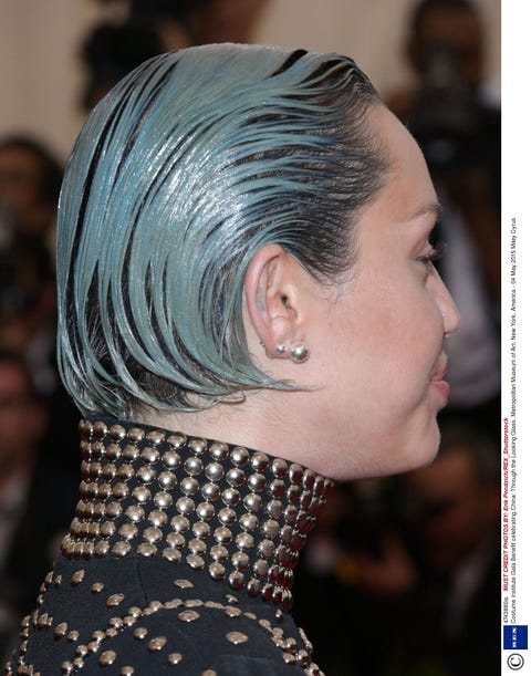 Miley Cyrus debuts slicked green hair