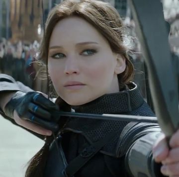 katniss in hunger games mockingjay part 2, raising her bow and arrow