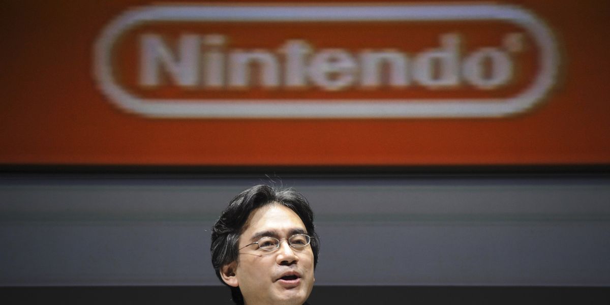 Fans pay respects at Iwata's funeral