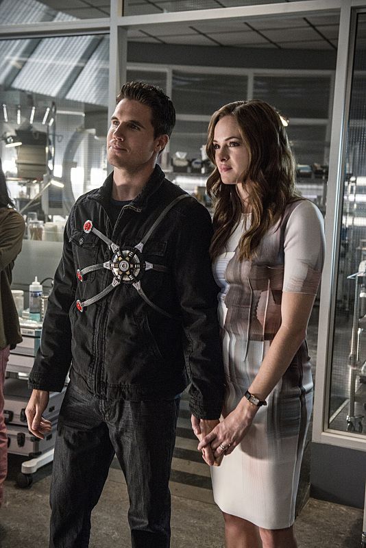 robbie amell in the flash, holding hands with danielle panabaker