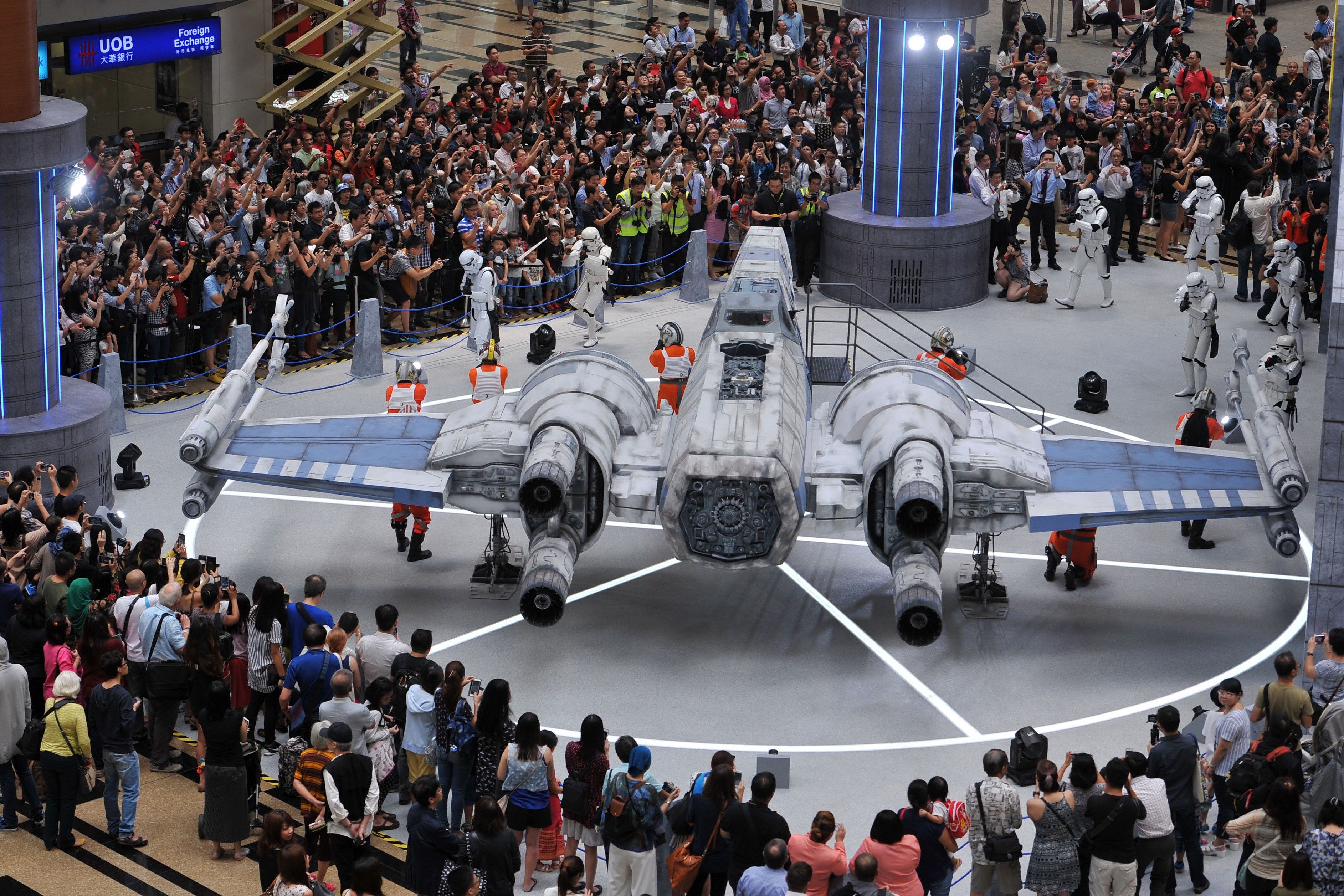 medarbejder personificering Inhibere Life-size" Star Wars X-Wing spotted at Singapore airport