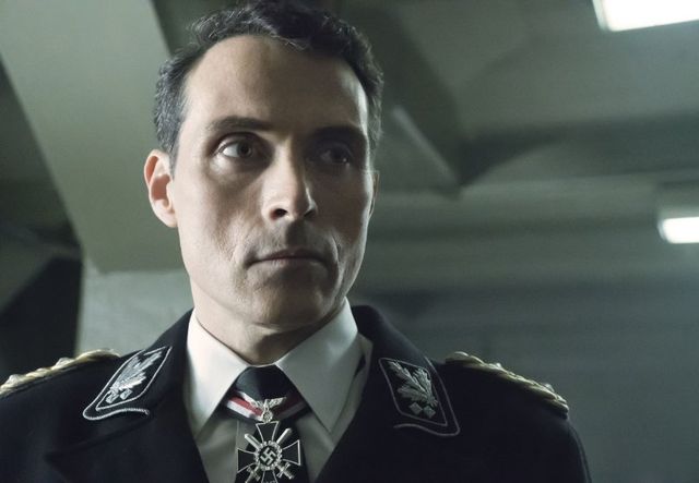 Rufus Sewell trong người đàn ông trong lâu đài cao