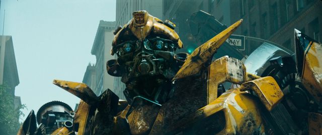 Transformers 5 : Michael Bay nous montre à quoi ressemble le nouveau  Bumblebee