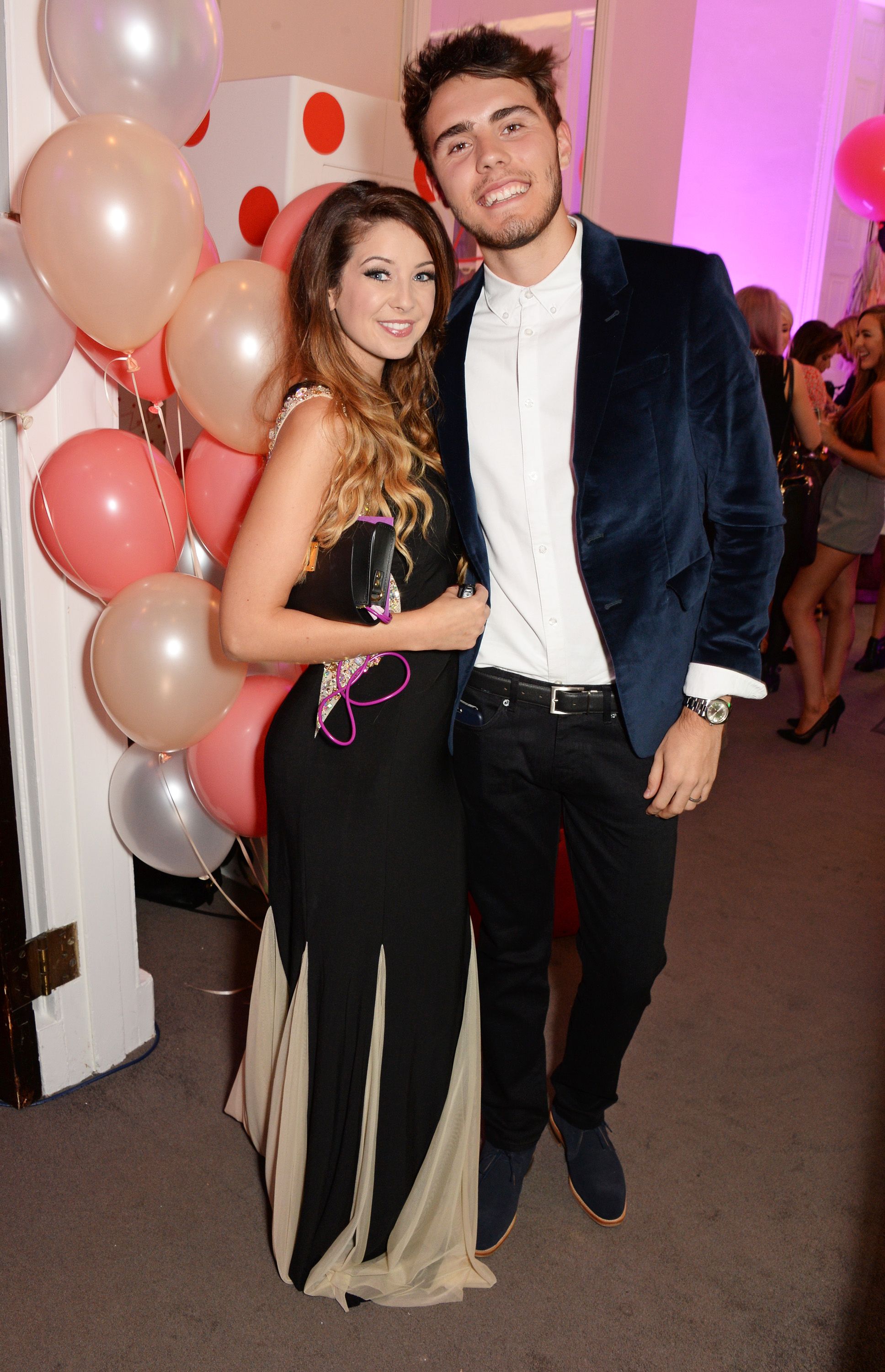 Youtuber Zoella Is Expecting First Child With Alfie Deyes