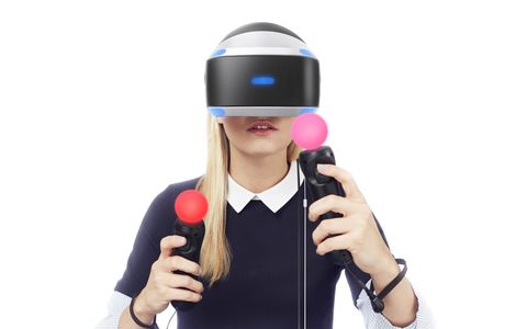 PlayStation VR: Woman wearing headset and holding controllers