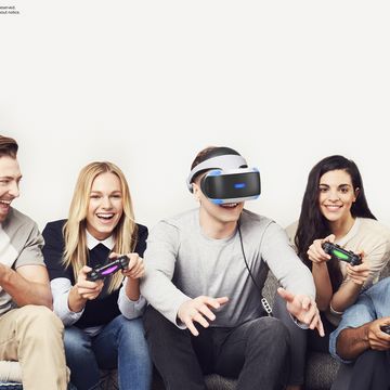 PlayStation VR: Group with headset, PlayStation 4 controllers and VR controllers