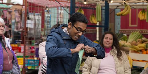 A frustrated Tamwar reaches his limit and decides to go travelling with Nancy. ​​