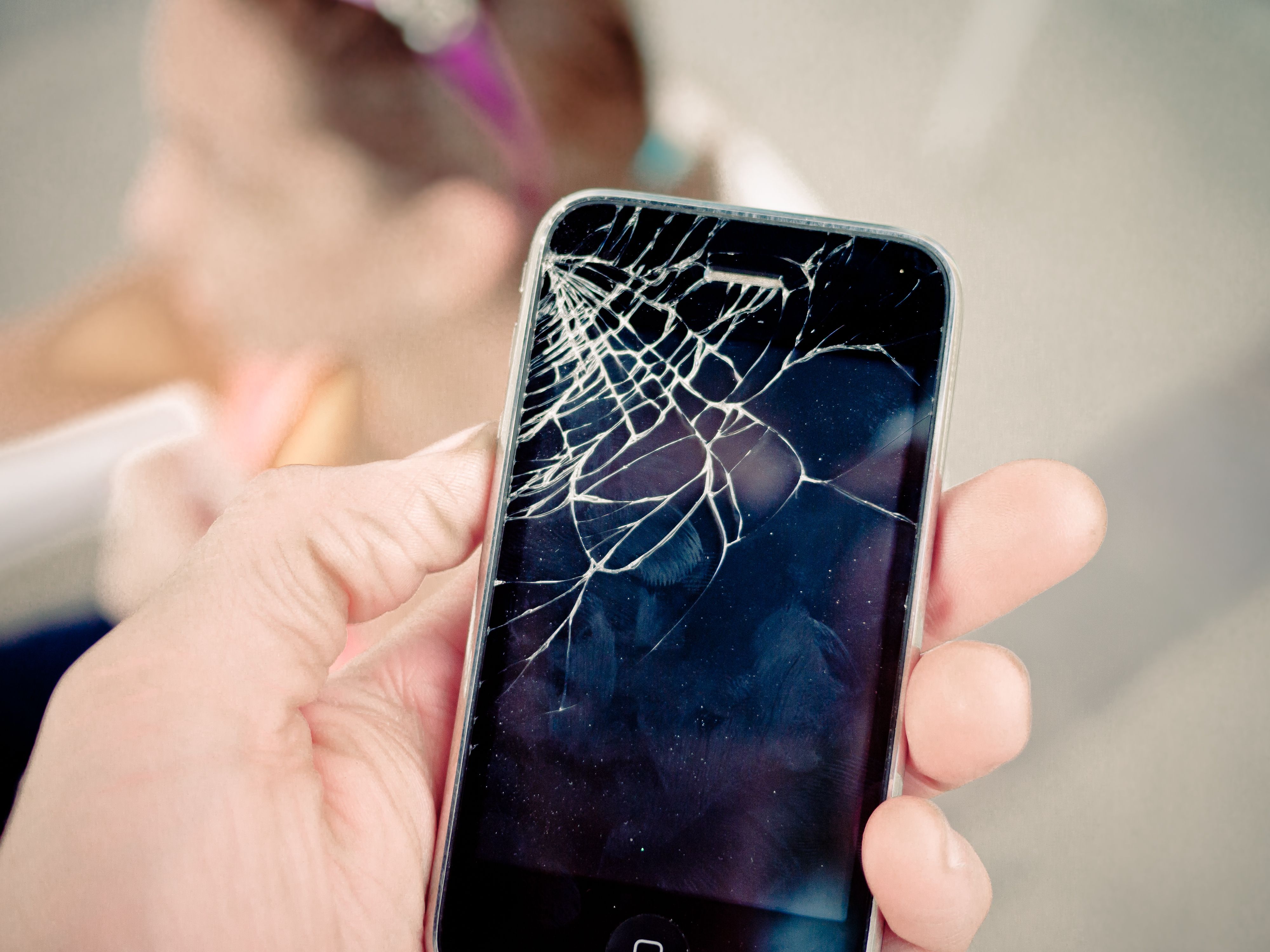Фото экран разбить телефон. Разбитый смартфон. Разбитый экран смартфона. Разбитый iphone. Айфон с разбитым экраном.