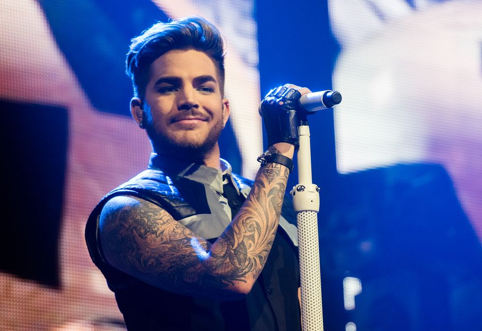 El cantante Adam Lambert realiza en concierto.
